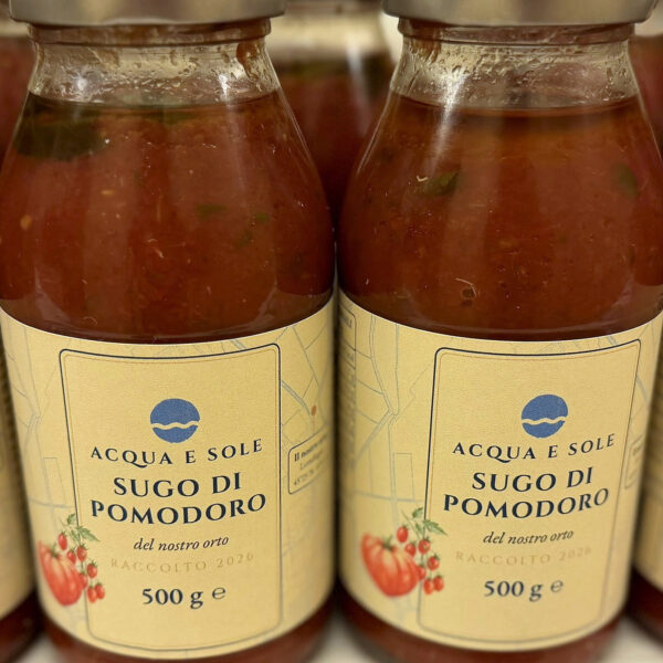 I vasetti ripresi da vicino: attraverso il vetro si distinguono i pezzi di pomodoro e le foglie di basilico