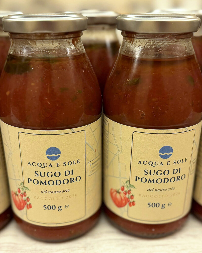 I vasetti ripresi da vicino: attraverso il vetro si distinguono i pezzi di pomodoro e le foglie di basilico
