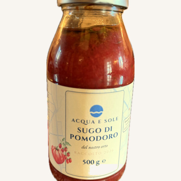 Vasetto di vetro da 500 grammi di sugo di pomodoro Acqua e Sole, tappo argentato, etichetta color avorio con il simbolo del sole sull'acqua