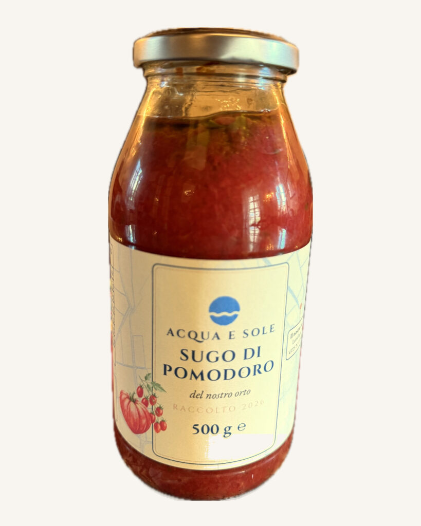 Vasetto di vetro da 500 grammi di sugo di pomodoro Acqua e Sole, tappo argentato, etichetta color avorio con il simbolo del sole sull'acqua